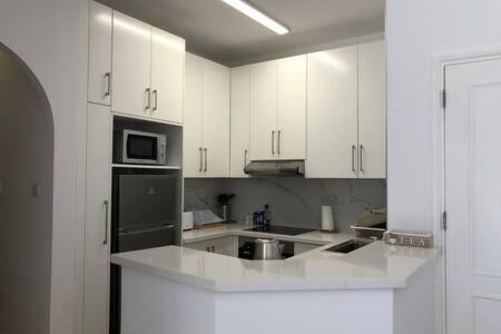 Kings Palace - Superb 2 Bed Ground Floor Apartment Пафос Екстериор снимка