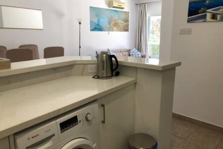 Kings Palace - Superb 2 Bed Ground Floor Apartment Пафос Екстериор снимка
