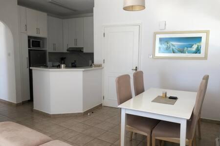 Kings Palace - Superb 2 Bed Ground Floor Apartment Пафос Екстериор снимка