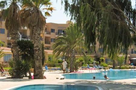 Kings Palace - Superb 2 Bed Ground Floor Apartment Пафос Екстериор снимка