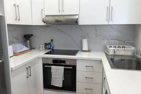 Kings Palace - Superb 2 Bed Ground Floor Apartment Пафос Екстериор снимка
